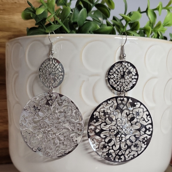 WHISPER WEIGHT CUT MEDALLION EARRINGS - Picture 5 of 8